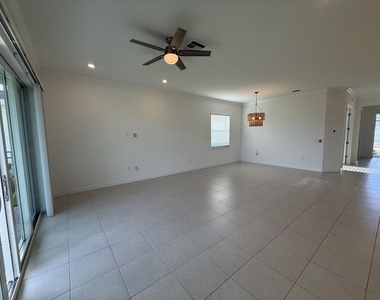 1217 Se Crosswood Way - Photo Thumbnail 4