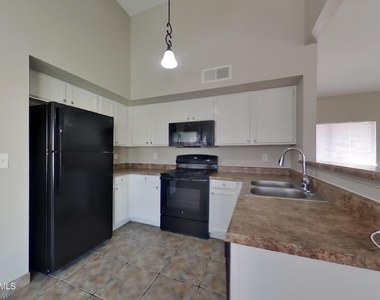 2210 W Mohawk Lane - Photo Thumbnail 5