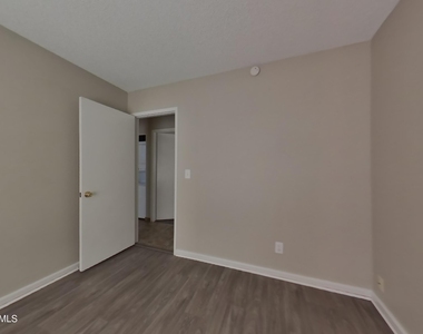 2210 W Mohawk Lane - Photo Thumbnail 10