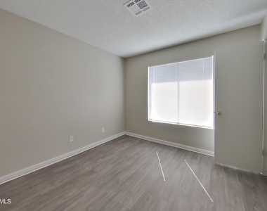 2210 W Mohawk Lane - Photo Thumbnail 9