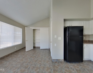 2210 W Mohawk Lane - Photo Thumbnail 4