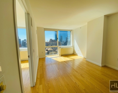 West 37th Street - Photo Thumbnail 4