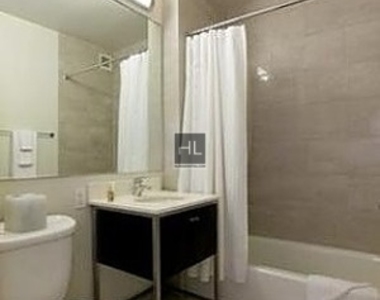 Center Boulevard - Photo Thumbnail 10