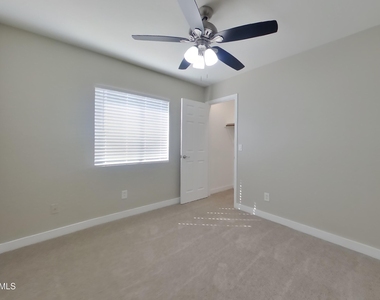 11817 W Poinsettia Drive - Photo Thumbnail 7