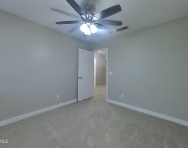 11817 W Poinsettia Drive - Photo Thumbnail 8