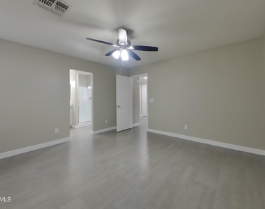 11817 W Poinsettia Drive - Photo Thumbnail 5