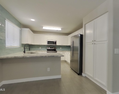 11817 W Poinsettia Drive - Photo Thumbnail 3