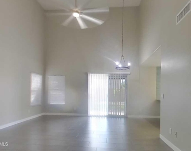 11817 W Poinsettia Drive - Photo Thumbnail 2