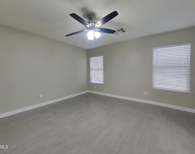 11817 W Poinsettia Drive - Photo Thumbnail 4