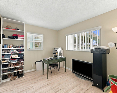 1117 Lake Terrace - Photo Thumbnail 10