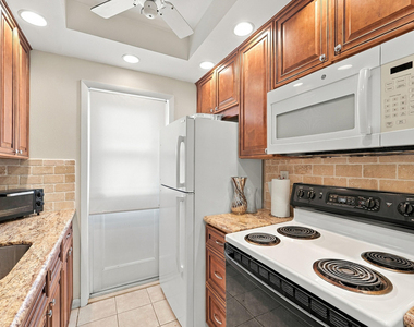 1117 Lake Terrace - Photo Thumbnail 5
