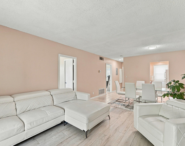 1117 Lake Terrace - Photo Thumbnail 3