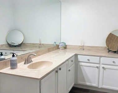 2105 Landings Boulevard - Photo Thumbnail 8