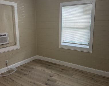 1409 Ne 5th Terrace - Photo Thumbnail 2