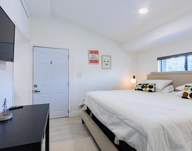 4300 Sw 5th Terrace - Photo Thumbnail 13