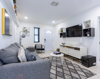 4300 Sw 5th Terrace - Photo Thumbnail 2