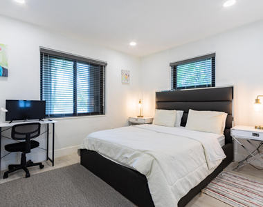 4300 Sw 5th Terrace - Photo Thumbnail 18
