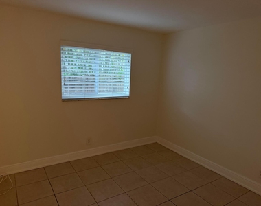 1151 Ne 16th Court - Photo Thumbnail 4