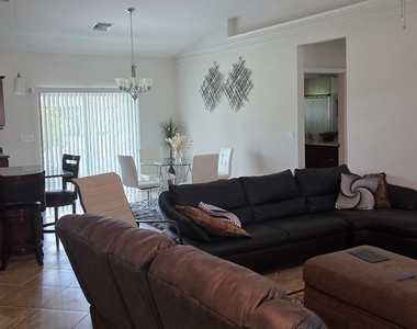 5838 Nw Gillespie Avenue - Photo Thumbnail 2