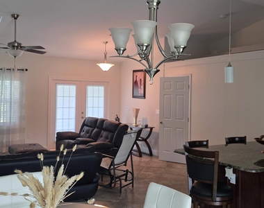 5838 Nw Gillespie Avenue - Photo Thumbnail 3