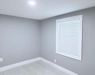 4554 Sunset Lane - Photo Thumbnail 14