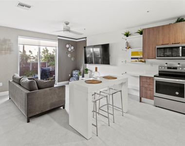 410 Ne 36th Street - Photo Thumbnail 4