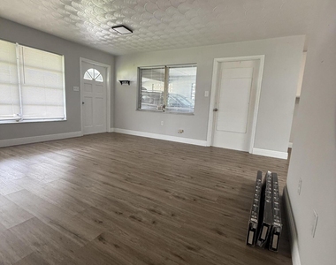 407 Willows Avenue - Photo Thumbnail 3