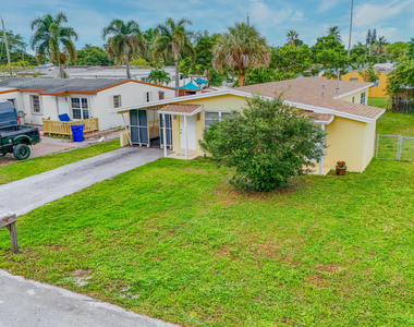 2647 Nw 62nd Avenue - Photo Thumbnail 4