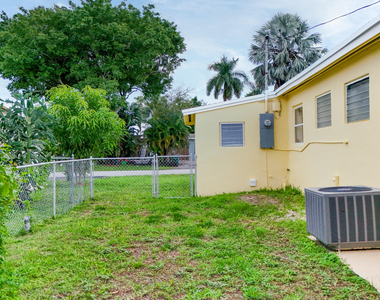 2647 Nw 62nd Avenue - Photo Thumbnail 3