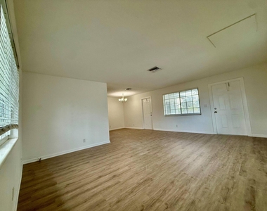 3350 Ne 16th Terrace - Photo Thumbnail 2