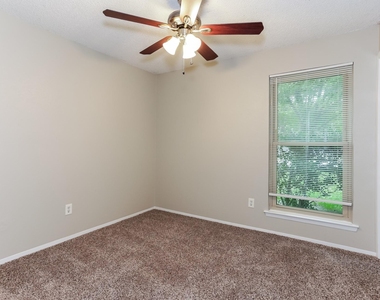 604 Circleview Drive - Photo Thumbnail 10