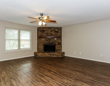 604 Circleview Drive - Photo Thumbnail 2