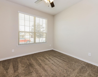 105 Gentle Circle Way - Photo Thumbnail 9