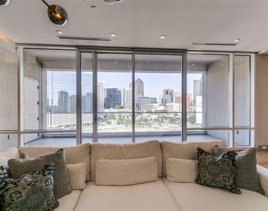 2408 Victory Park Lane - Photo Thumbnail 6