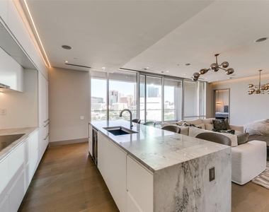 2408 Victory Park Lane - Photo Thumbnail 10
