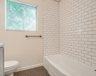 128 Se Robert Street - Photo Thumbnail 15