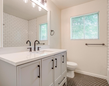 128 Se Robert Street - Photo Thumbnail 14