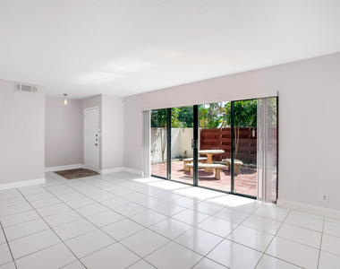 3015 Oaktree Lane - Photo Thumbnail 5
