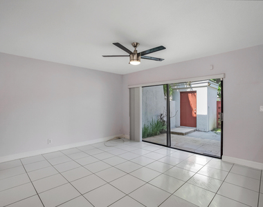 3015 Oaktree Lane - Photo Thumbnail 9