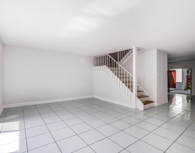 3015 Oaktree Lane - Photo Thumbnail 6