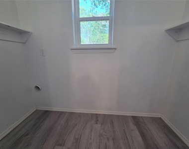 912 W Main Street - Photo Thumbnail 7