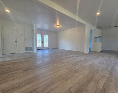 912 W Main Street - Photo Thumbnail 3
