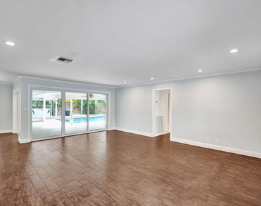5404 Ne 22nd Avenue - Photo Thumbnail 3