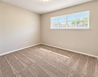 600 Stell Avenue - Photo Thumbnail 6