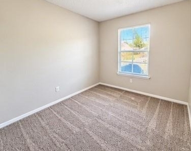 600 Stell Avenue - Photo Thumbnail 5