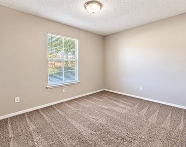 600 Stell Avenue - Photo Thumbnail 4