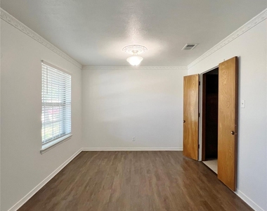 1008 Pine Tree Lane - Photo Thumbnail 4