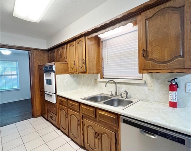 1008 Pine Tree Lane - Photo Thumbnail 7