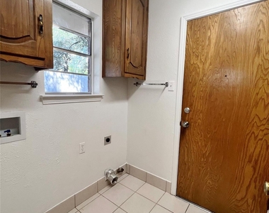 1008 Pine Tree Lane - Photo Thumbnail 10