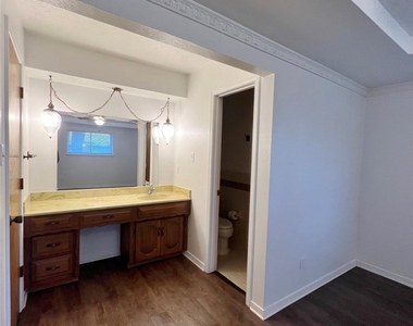 1008 Pine Tree Lane - Photo Thumbnail 16